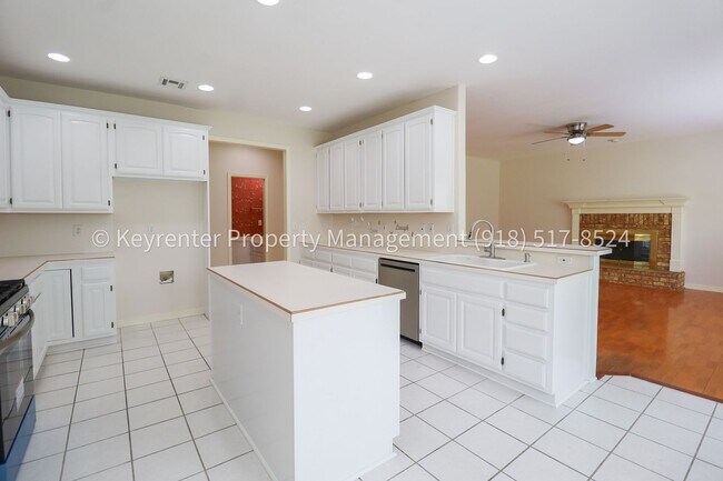 Building Photo - 4 Bed | 2 Bath in Broken Arrow!