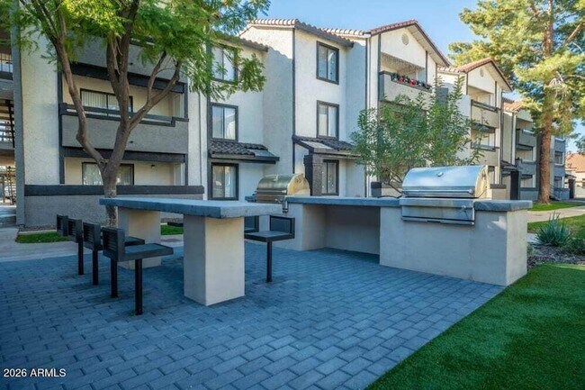 Building Photo - 1975 E University Dr