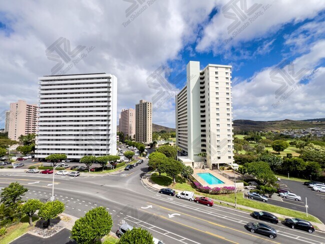 Building Photo - 2 bedroom, 2 bathroom 2 parking at Lakecrest