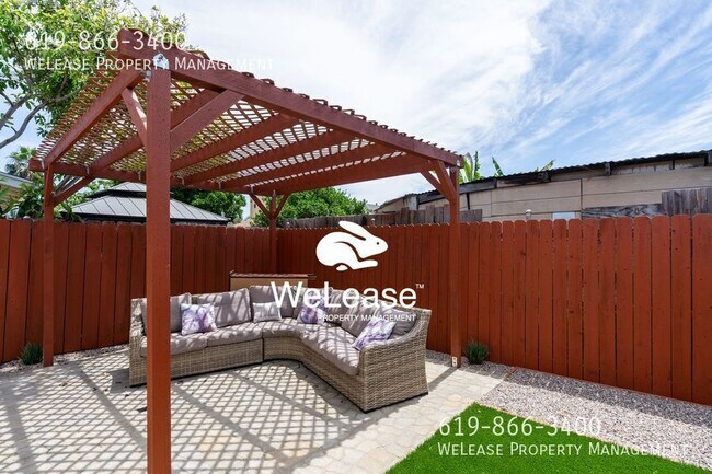 Building Photo - 4833 1/2 Lantana Drive-