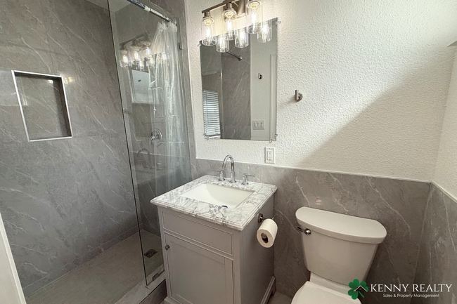 Building Photo - Remodeled 3 BD/2 BA Home with Private Entrance and Backyard