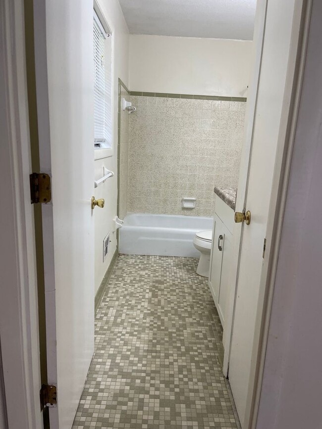 Building Photo - 1 Bedroom, 1 Bath Duplex Apartment on the Eastside