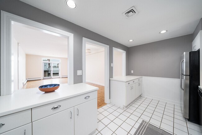 Building Photo - 206 Shearwater Ct W