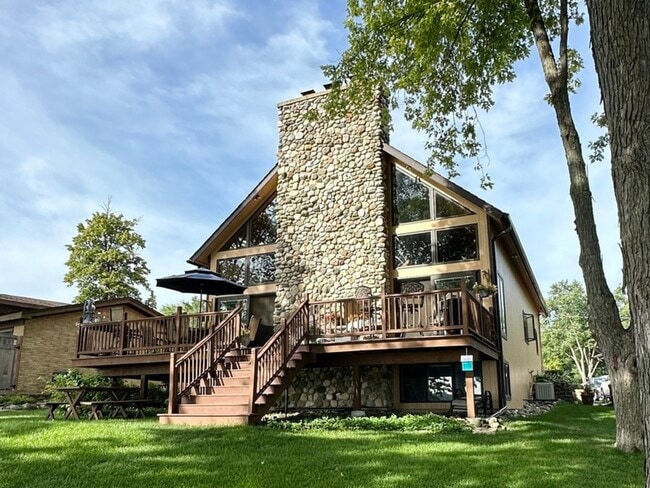Building Photo - 4106 W Lake Shore Dr