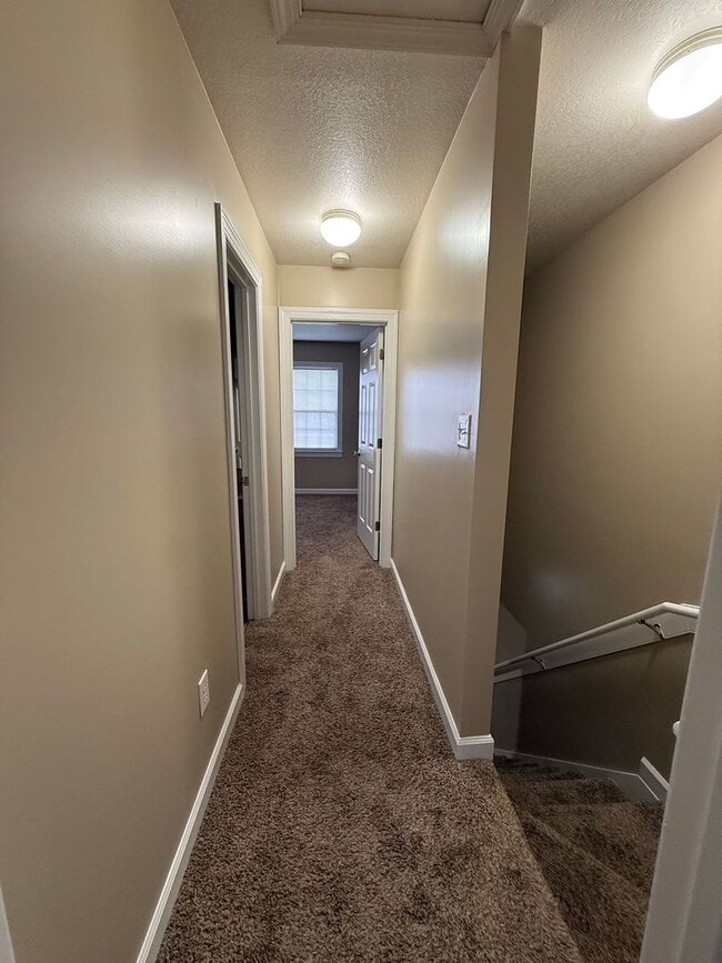 Building Photo - Nice 2 bedroom,  1.5 bath townhouse