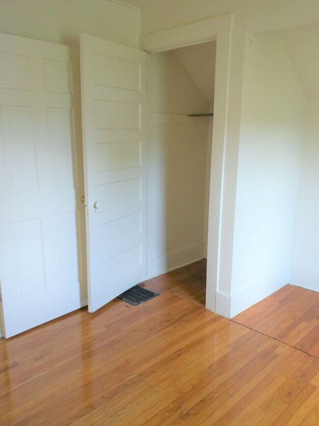 Building Photo - Available 6/1/2026 Charming Home With Priv...