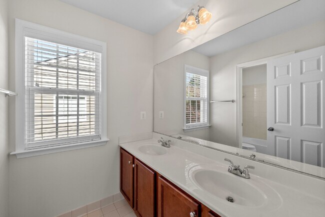 Building Photo - Embrace Elegant Living in Gainesville!