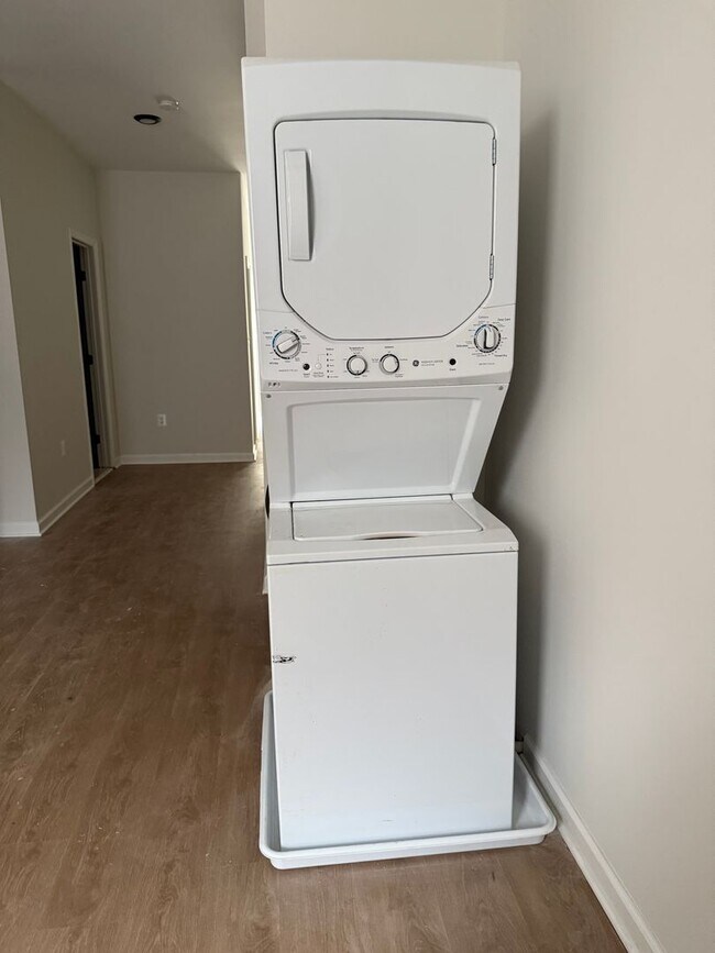 Building Photo - Newly Renovated Townhouse