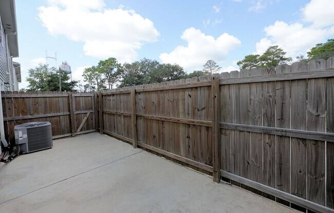 Building Photo - Newer Townhome Conveniently Located Near E...