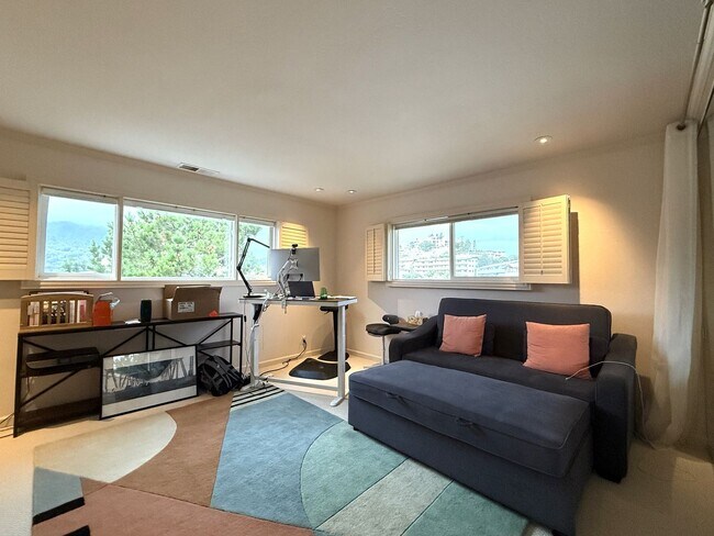 Building Photo - 4 bed, 2.5 bath top floor corner unit cond...
