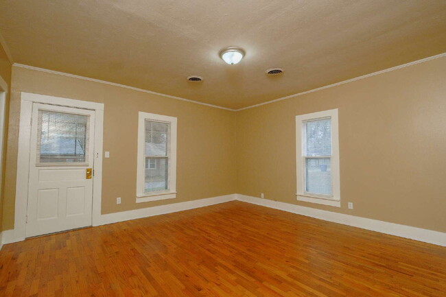 Building Photo - 112 Moore St