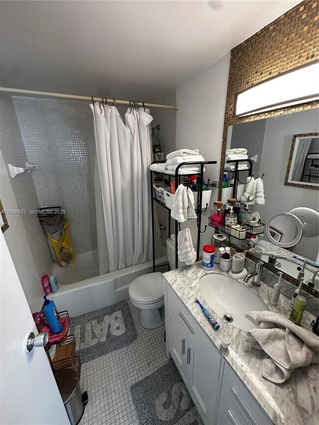 Building Photo - 801 Brickell Bay Dr