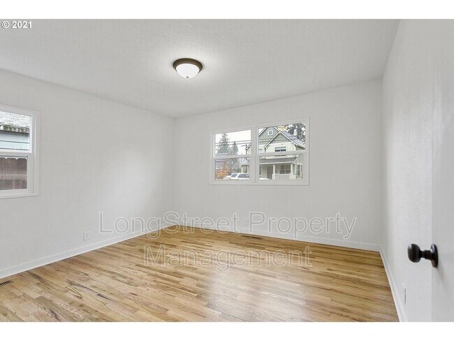 Building Photo - 6014 SE Insley St