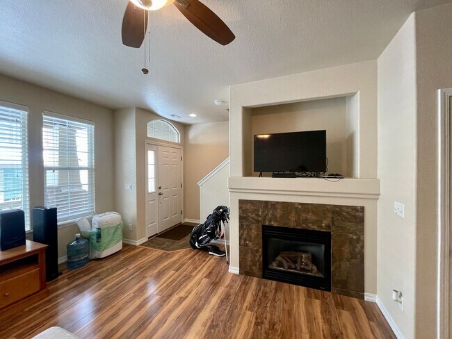 Building Photo - Modern Townhome