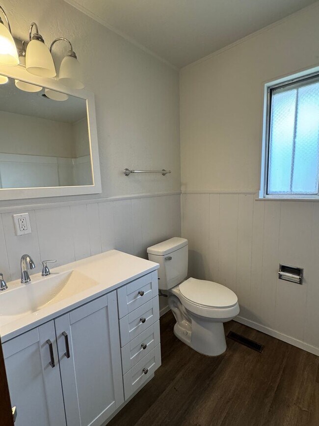 Building Photo - 3907 NW Denver- AVAILABLE NOW!!