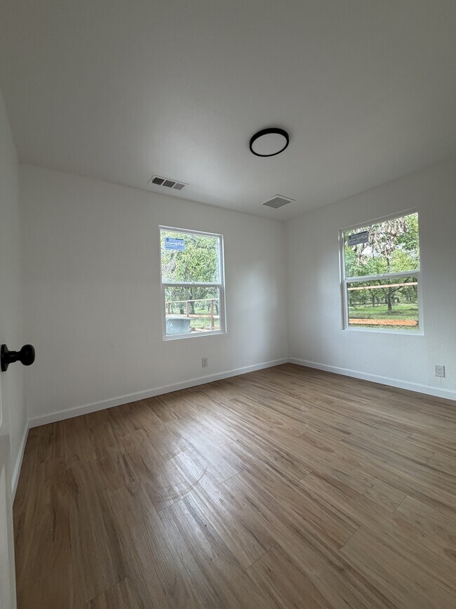 Building Photo - 910 E Tulare Ave