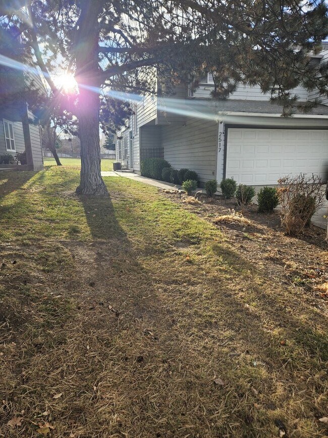 Building Photo - Wonderful townhome for rent in Nampa.  Near Lake Lowell.