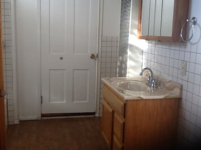 Building Photo - 1 Bedroom 1 Bath with bonus room and priva...