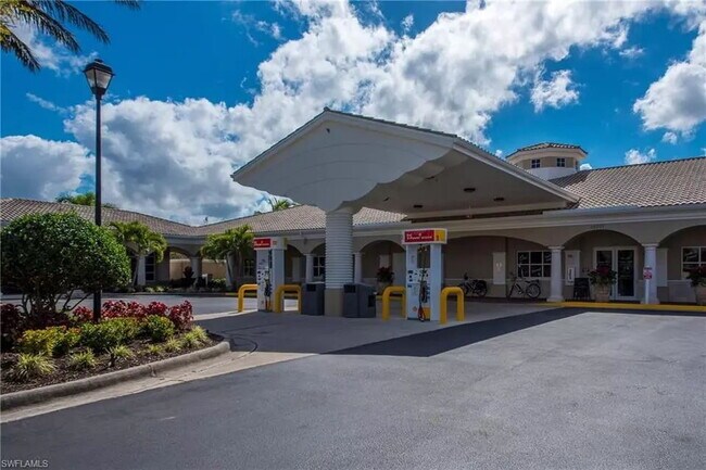Building Photo - Elegant Furnished 3-Bedroom + Den Pool Hom...