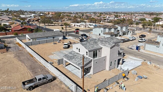 Building Photo - 921 E Desert Ln