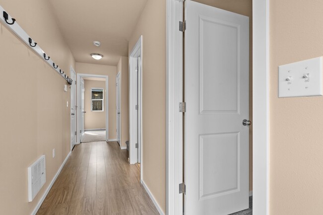 Building Photo - 4Bd/3.5Ba Mountlake Terrace Townhouse