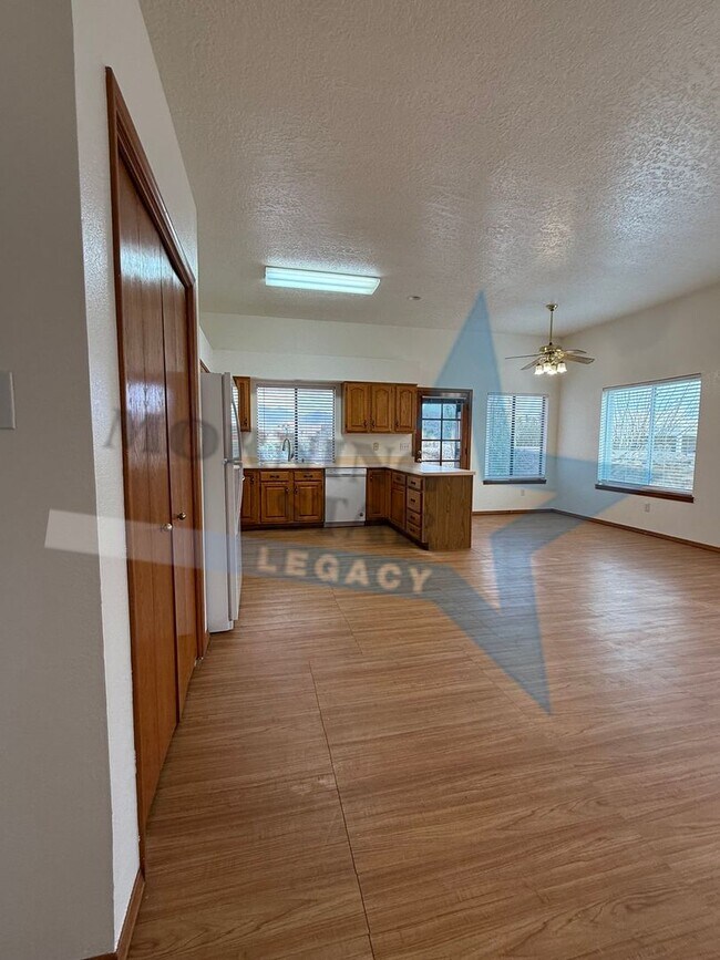 Building Photo - Move-in Special! Charming Home with Mountain Views!