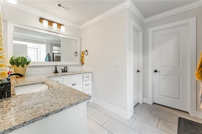 Building Photo - 1100 Huntleigh Dr