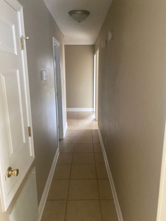 Building Photo - 2 bedroom 2bath Duplex