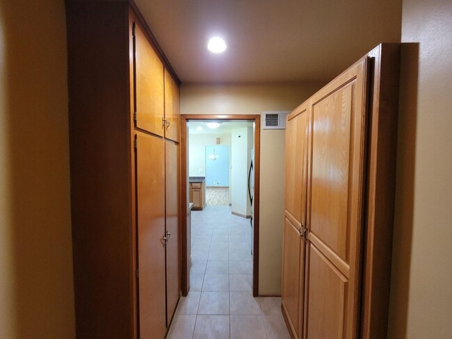 Building Photo - 3 bedroom house 1.5 bathroom