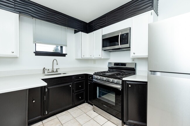 Building Photo - 100 Lakeview Ave