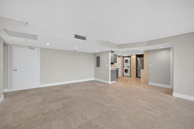Building Photo - 3200 Port Royale Dr N