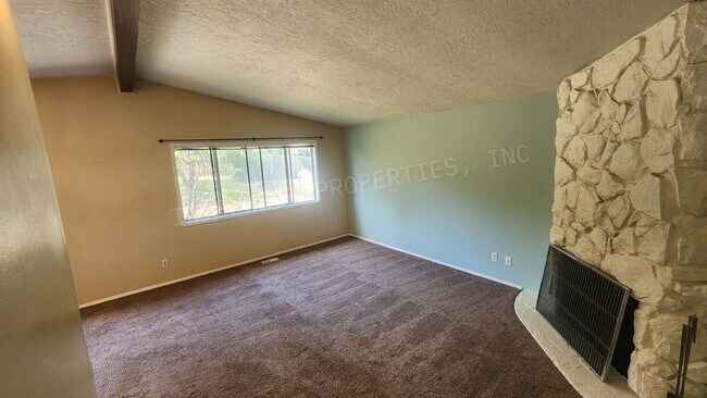 Building Photo - 3 bd 2 ba Ranch Style Beaverton Home with W/D in Unit, 2 Car Garage and Large Fenced Yard!