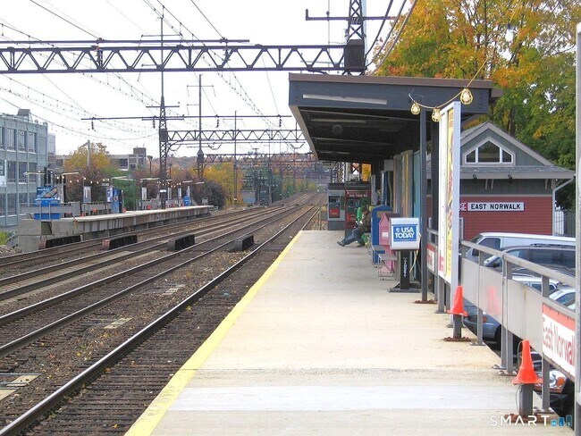 Building Photo - 14 Sniffen St