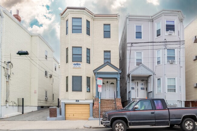 Building Photo - 340 Saratoga St