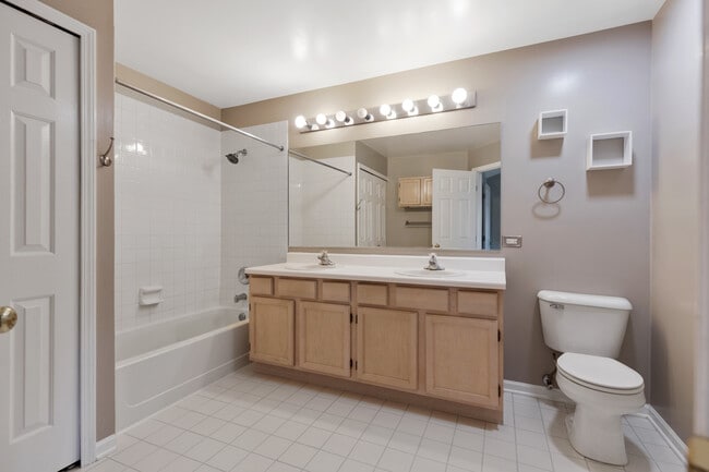 Building Photo - 1483 Ashbury Ln W