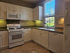 Building Photo - 7 Sonata St