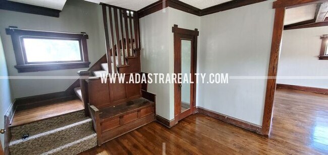 Building Photo - Amazing Historic Independence Home-Availab...