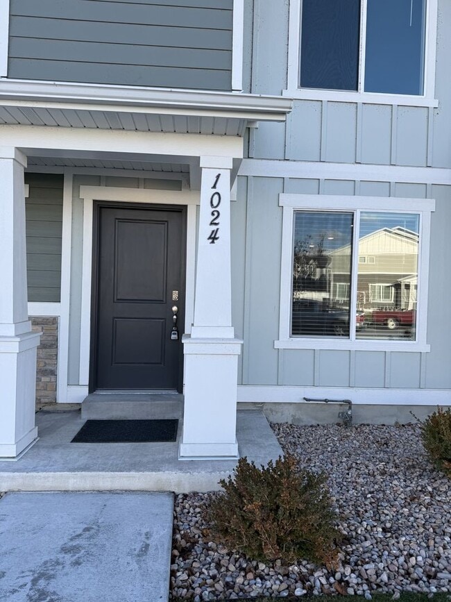 Building Photo - Charming Townhome in Provo, UT  $500 gift card if rented before Valentines day