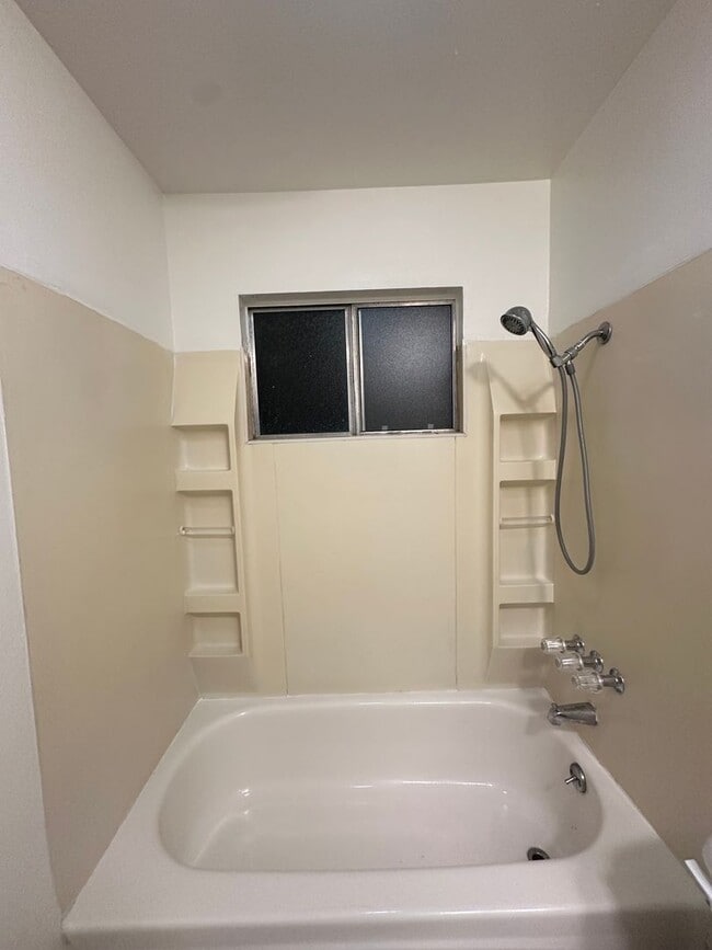 Building Photo - Upstairs 2BD/1BA Condo with 1 reserved cov...