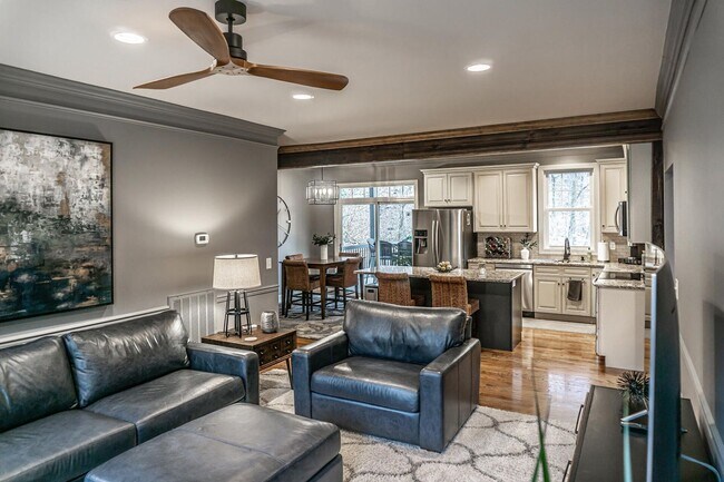 Building Photo - Stunning Custom Built Home in Ridgefields