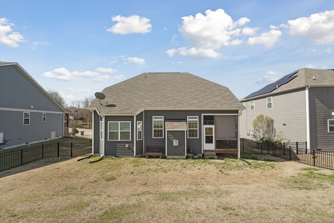 Building Photo - 2312 Longmont Dr