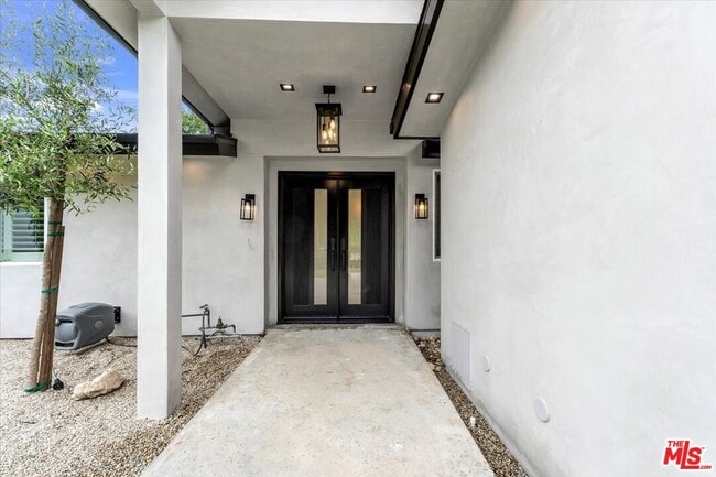 Building Photo - 5717 Oso Ave