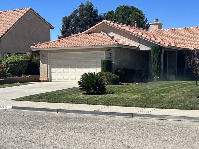 Building Photo - Imagine coming home to this hidden rare spacious find right off of a cul-de-sac