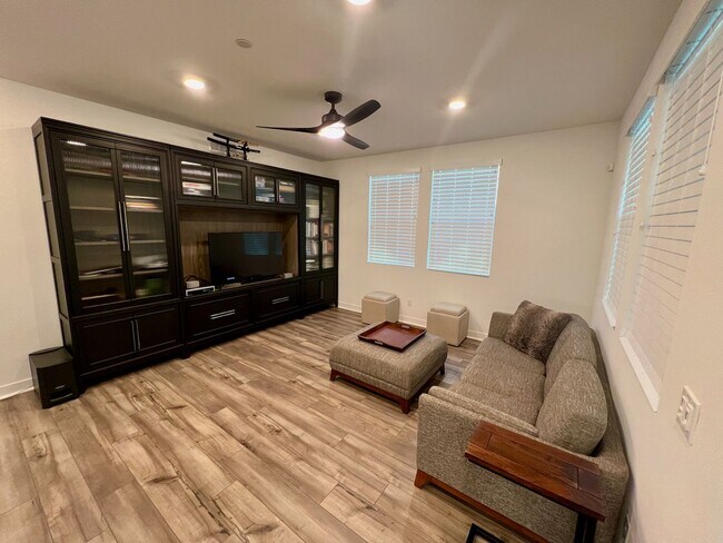 Building Photo - 2 bed 2bath w/attached garage, Pet-friendl...