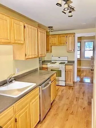 Building Photo - Spacious 2 BED 1 BATH close to Forest Hills Train Station