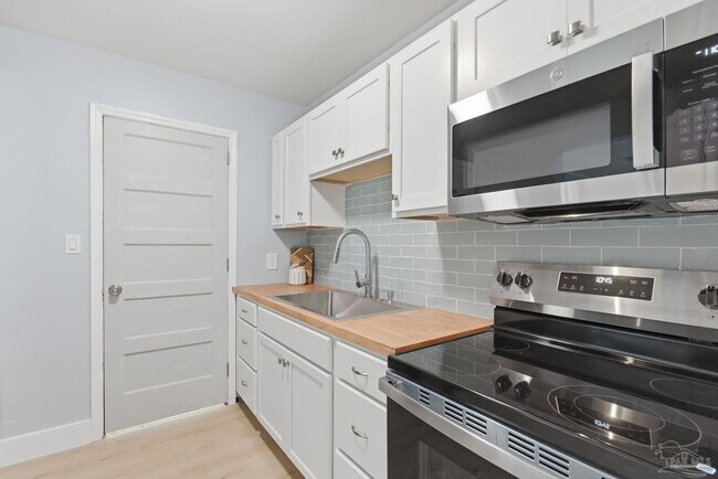Building Photo - 525 Pelham Rd