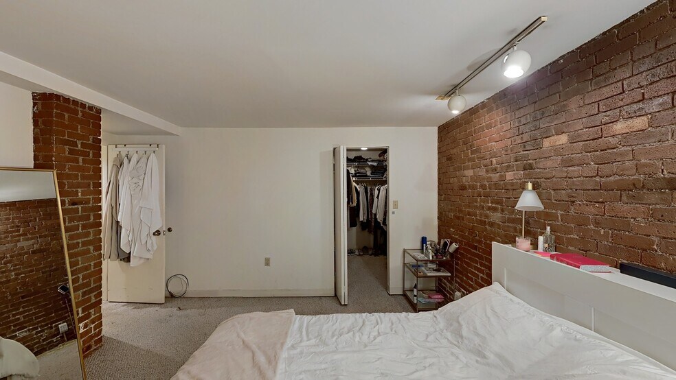 Building Photo - 84 Gainsborough St