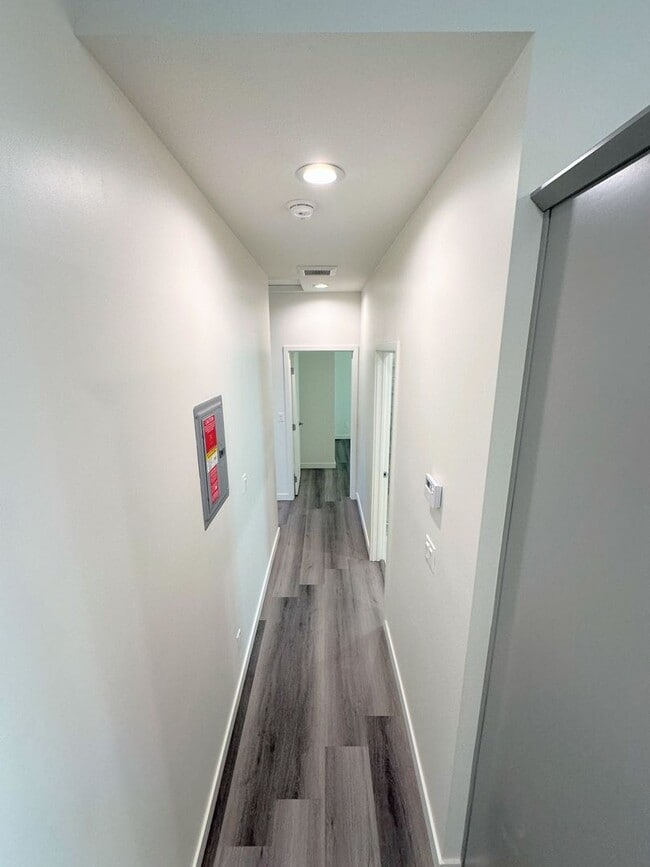 Building Photo - Spacious 3bd/2ba detached REAR home/unit i...