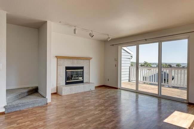 Building Photo - 3 Bedroom 2.5 Bath Waterview Townhome