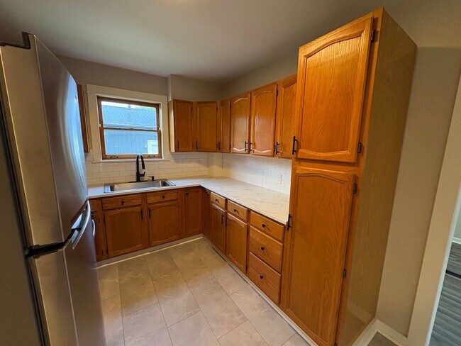Building Photo - Three bedroom 1 1/2 bathroom single family home for rent